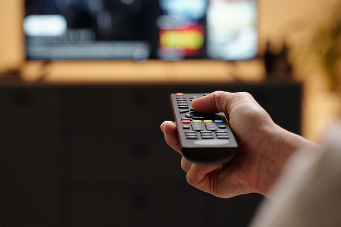 テレビを見ながらテレビのリモコンを使用する