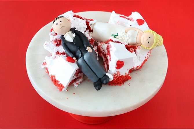 砕けた、半分にされた、白いアイスウェディングケーキ