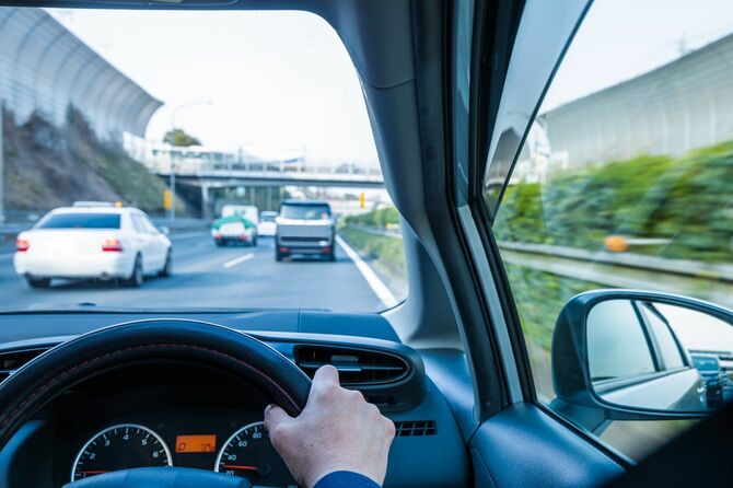 高速道路を走る車