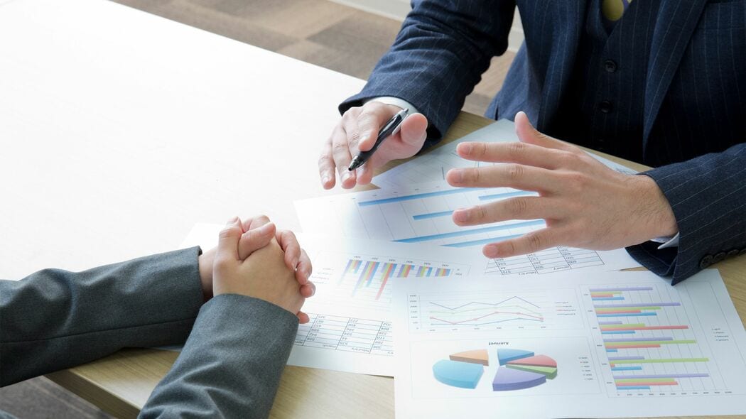 ｢眉間を見ればうまく話せる｣はビジネス本のウソ…話し上手が会話中に見ている"相手の顔のパーツ" 視線が迷子になった時の｢戻る場所｣を決めておくといい