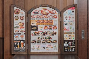 びっくりドンキー　メニュー表　2種類セット メニューがタブレットだけ｣ではダメ…びっくりドンキーが｢木製の巨大