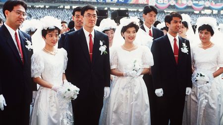 こうして悲劇は繰り返される 30年前に桜田淳子さんと合同結婚式に参加した信者たちのいま 彼女たちは 霊感商法の取り立て人 となっていた President Online プレジデントオンライン