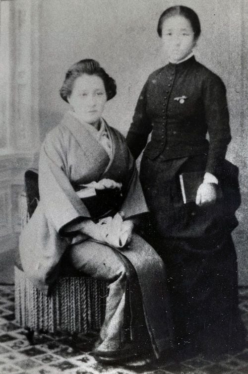 新潟・高田の知命堂病院看護婦長に就任した大関和(右)、院長夫人の瀬尾ソノと