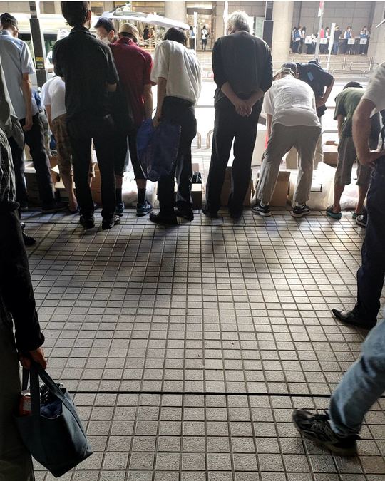 毎週行われる衣類の配給には転売目的の生活保護受給者も見られた。