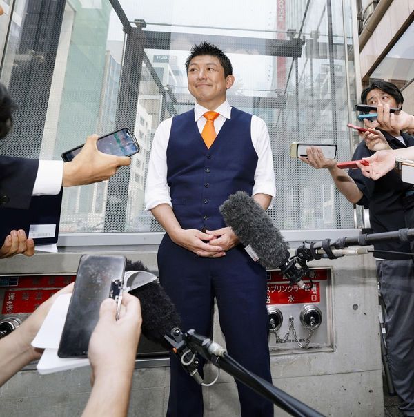 参院選が公示され、「高齢の女性は子供が産めない」発言の後に取材に応じる参政党の神谷代表=2025年7月3日、東京・銀座