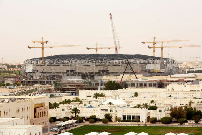カタールのドーハにあるサッカースタジアムの建設現場