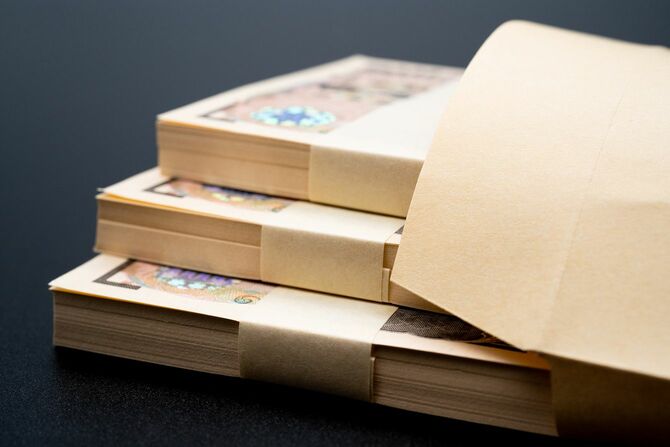 封筒から出ている300万円