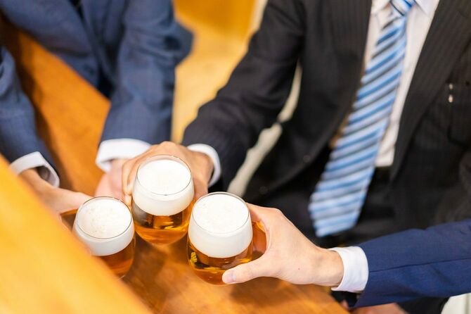 ビールで乾杯をする3人のビジネスマン