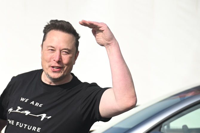 ベルリン・ブランデンブルクのテスラ工場から去るイーロン・マスクCEO