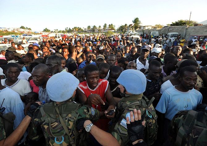 食料求める群衆＝ハイチ地震