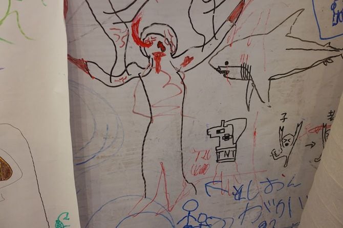 しおん君が描いている絵。「しおんがかいた」と書かれている。