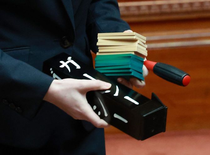 参院本会議で除名処分後、外されたガーシー（本名・東谷義和）議員の氏名標＝2023年3月15日午前、国会内