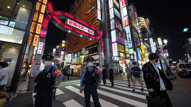 東京・新宿の歌舞伎町をパトロールする警察官。都内で新たに400人を超える新型コロナウイルス感染者が確認された=2020年7月31日
