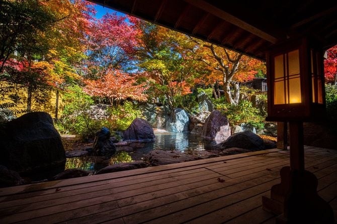 長寿館の「玉城乃湯」。露天風呂で紅葉を楽しめる