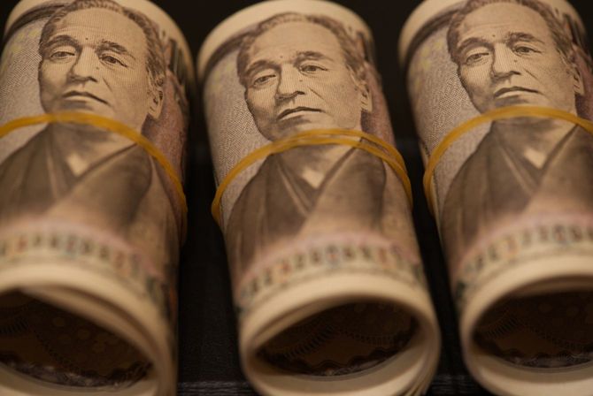 円筒状に輪ゴムでとめられた一万円札