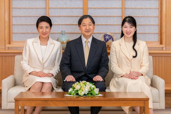 天皇皇后陛下並びに愛子内親王陛下(2022年撮影)