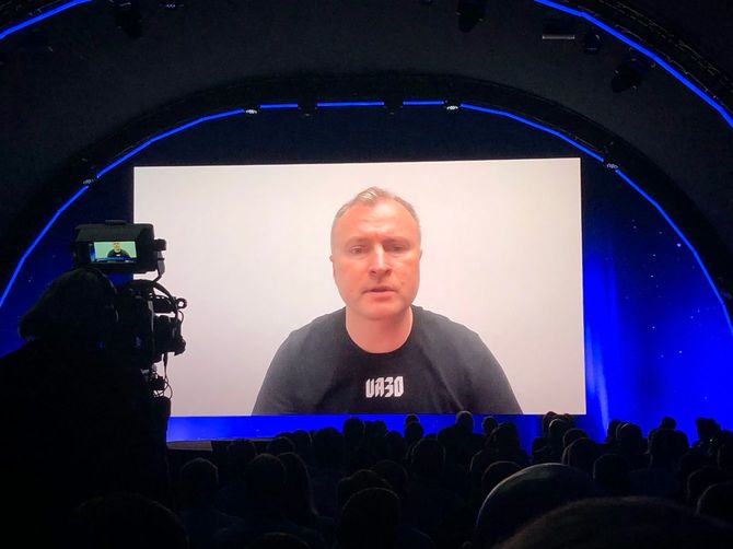 ヘルシンキで開かれたサイバーセキュリティの国際会議「Sphere23」にオンラインで参加し、スピーチする、ウクライナのビクター・ゾーラ氏