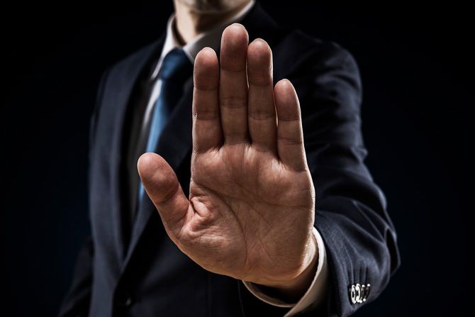 手を突き出して断る人