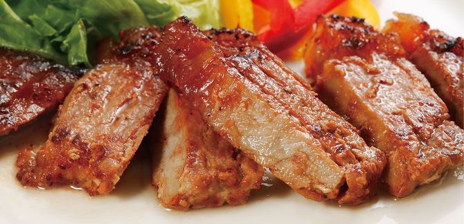 伊勢丹新宿店の催事で12年連続年間売り上げ1位（畜産・豚肉部門）を獲得した「黒豚ロースみそ漬」（864円）