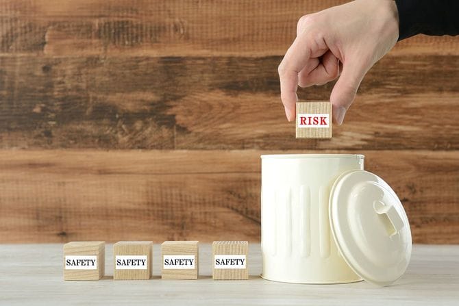 リスクブロックを取り除く人間の手