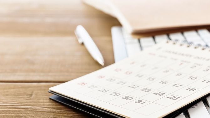 キーボードの上にカレンダーと文房具