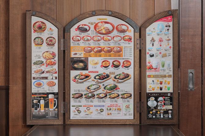 かつてびっくりドンキーに置かれていた木製の巨大メニュー。※現在の内容と異なります。