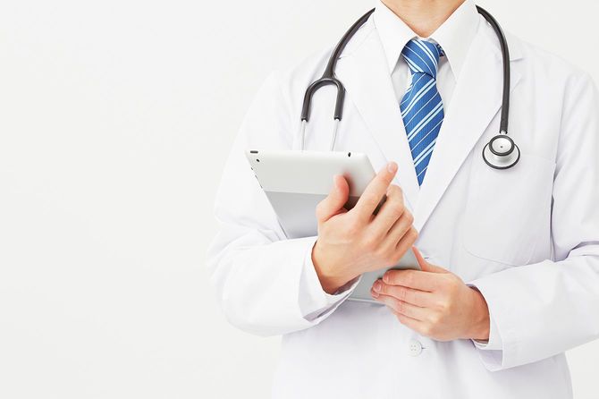 錠剤を持つ医師