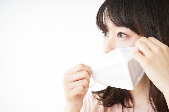 マスクをする女性