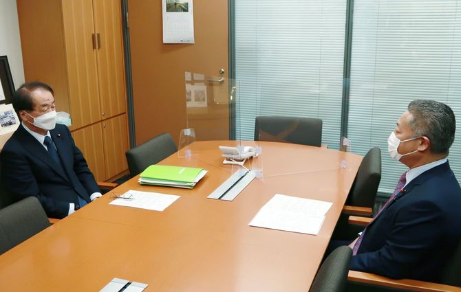 立憲民主党の菅直人元首相（左）のツイッター投稿に対し、抗議する日本維新の会の馬場伸幸共同代表＝2022年2月1日、東京・永田町