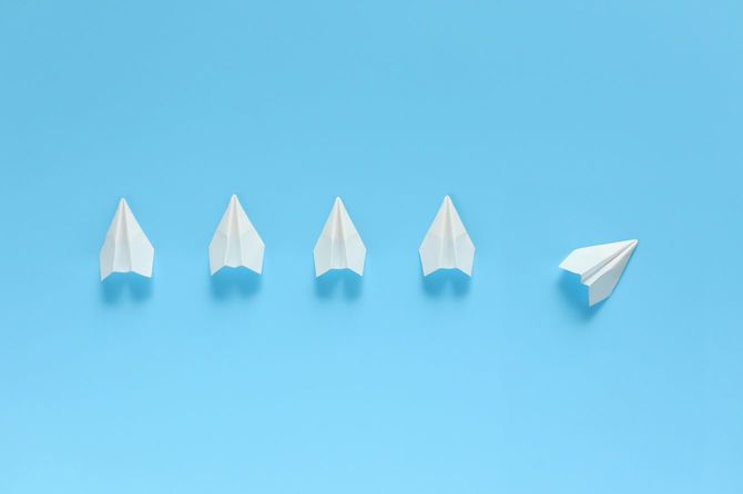 右端の紙飛行機が1機だけコースを外れていきそう