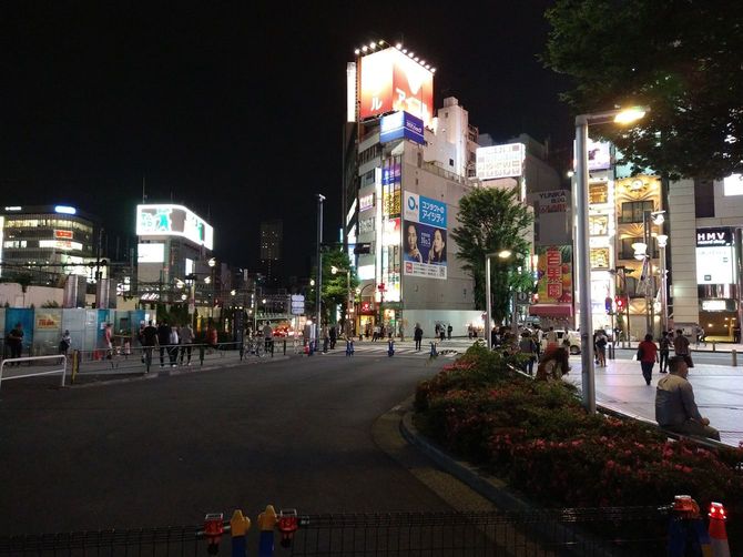 終電近くの新宿駅東口、以前よりは人も少ない