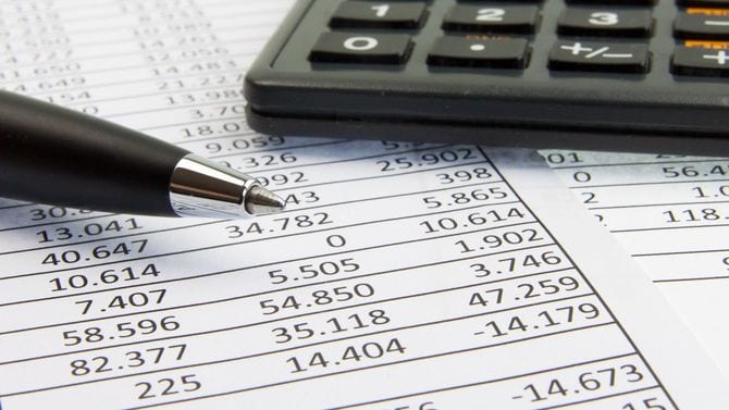 決算の数字と電卓
