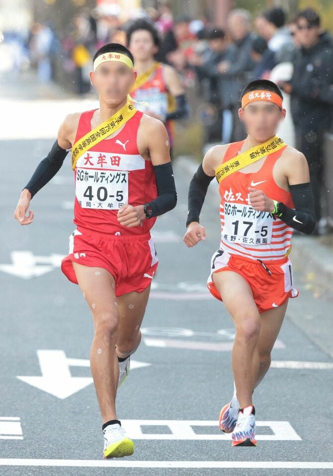 男子5区、仙台育英の市川太羅（奥）を引き離し、競り合う大牟田の塚田虎翼（左）と佐久長聖の酒井崇史＝2024年12月22日、京都市内［代表撮影］