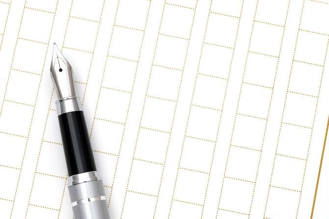原稿用紙と万年筆