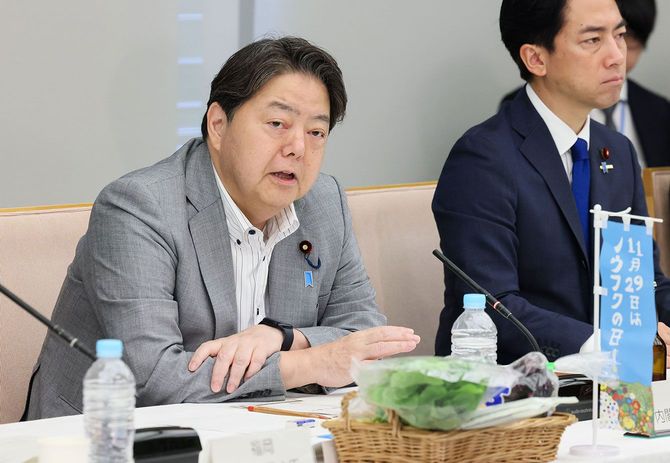 林芳正総務大臣（左）