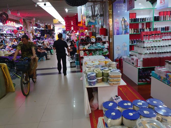 巨大卸売市場を自転車が走り抜ける