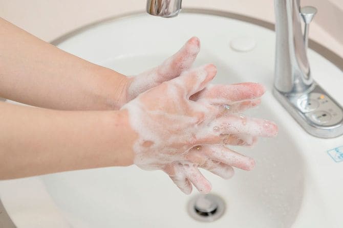 両手の指の間をこすり合わせる