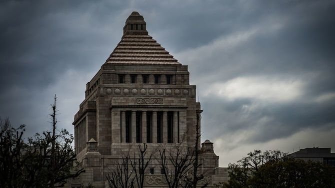 曇天の国会議事堂