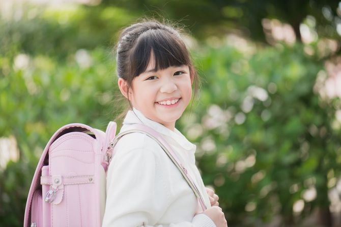 ピンクのランドセルを背負った女の子