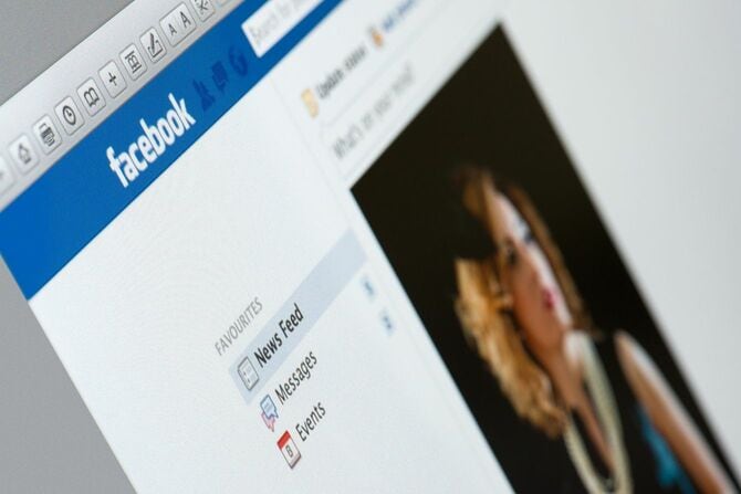 Google Chromeブラウザ上のFacebookのメインウェブページ