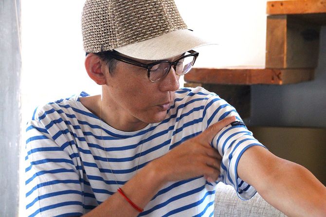 手触りを頼りに、その日着る服を選ぶという