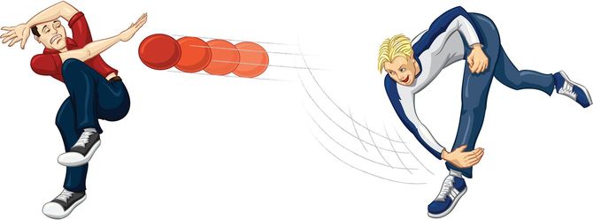 ドッジボールをして遊ぶ二人の男性