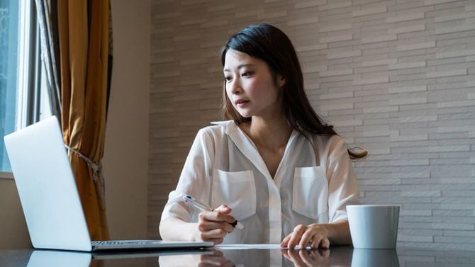 重要な文書に記入する女性