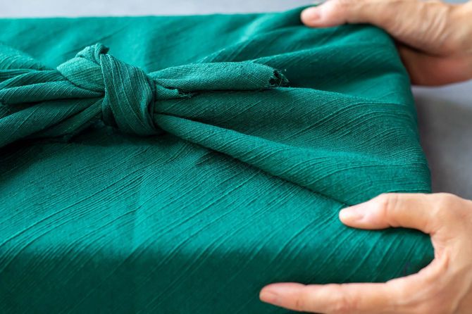 緑の風呂敷に包まれた贈り物