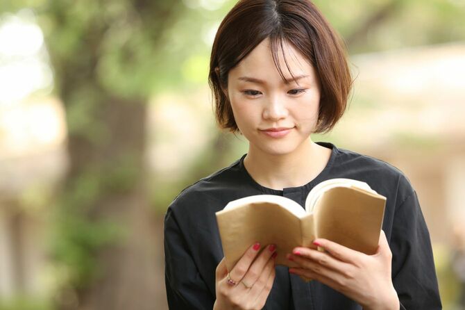 本を読んでいる女性
