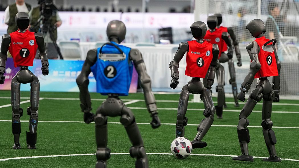 転ぶ中国ロボットを冷笑している場合か…｢使えない｣と断じる日本企業が失う"取り返しのつかないもの"