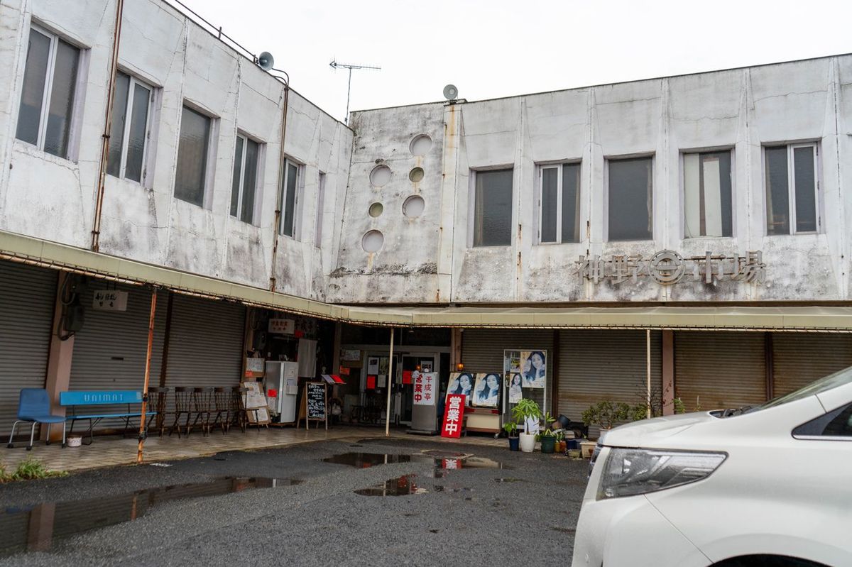 いちばん奥が千成亭。千成亭以外の店はすべて閉店し、シャッターが降ろされている