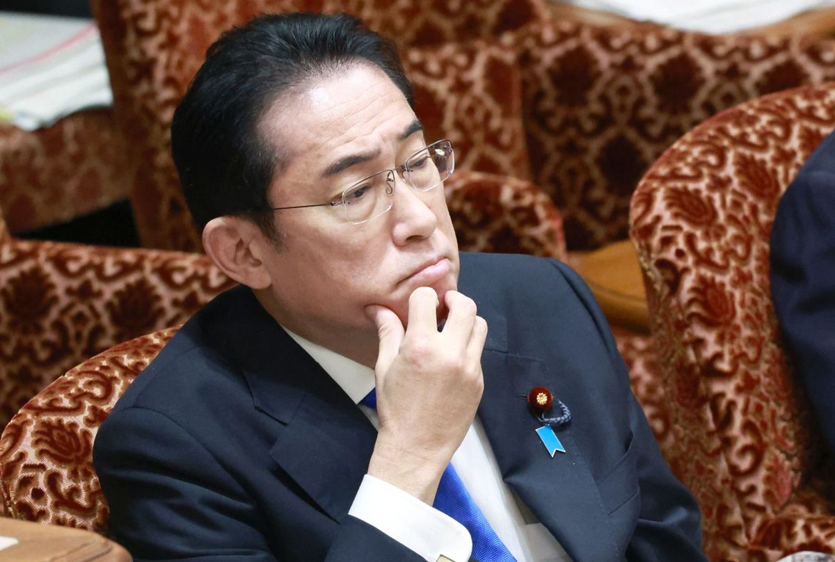参院予算委員会で厳しい表情で質問を聞く岸田文雄首相