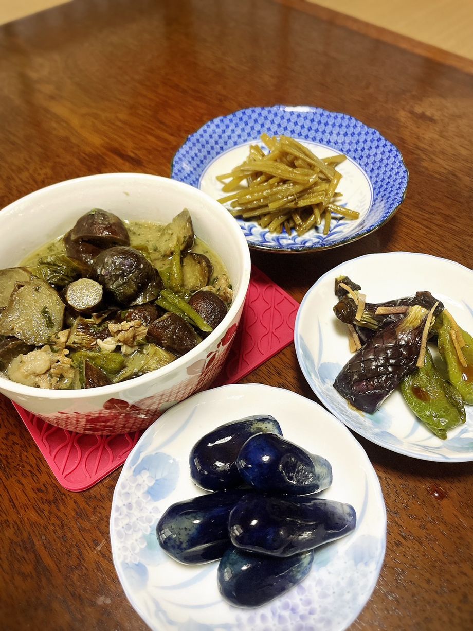 ナスの漬物や煮物と一緒にいただく白ごはん