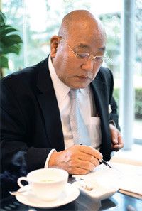 <strong>飯島勲</strong>●1945年、長野県辰野町に生まれる。小泉純一郎元首席総理秘書官。現在、松本歯科大学特任教授・駒沢女子大学客員教授。国民的行事やライバル企業の動向を見極めずに、自分たちの都合だけで日程を決めることに警鐘を鳴らす。